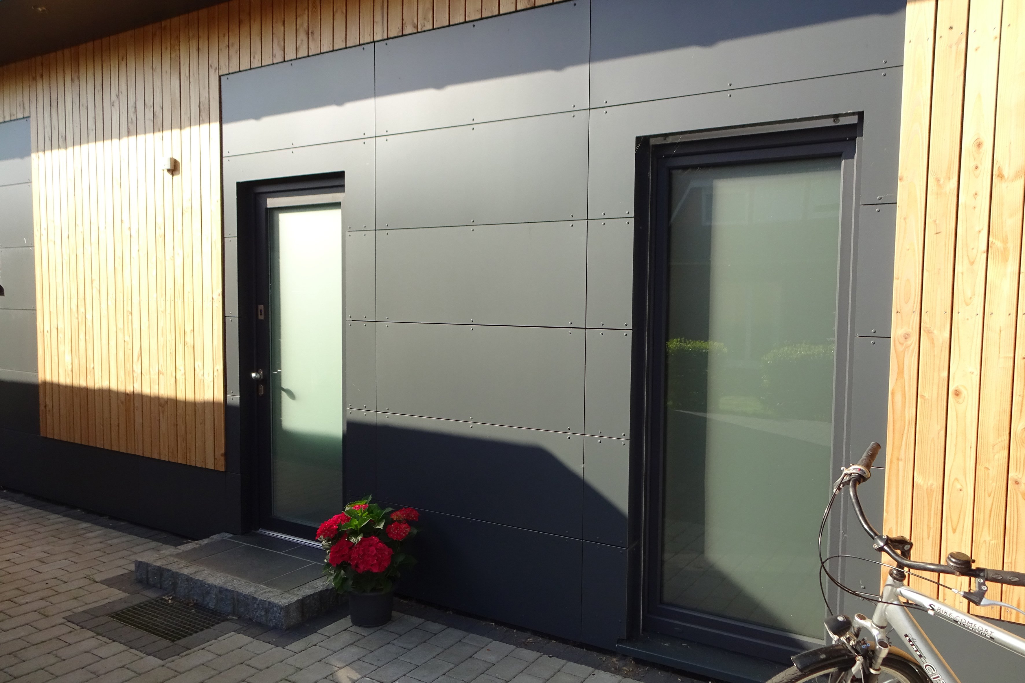 HPL Bau- und Fassadenplatte 6 mm anthrazit HPL Bau- und Fassadenplatte 6 mm anthrazit