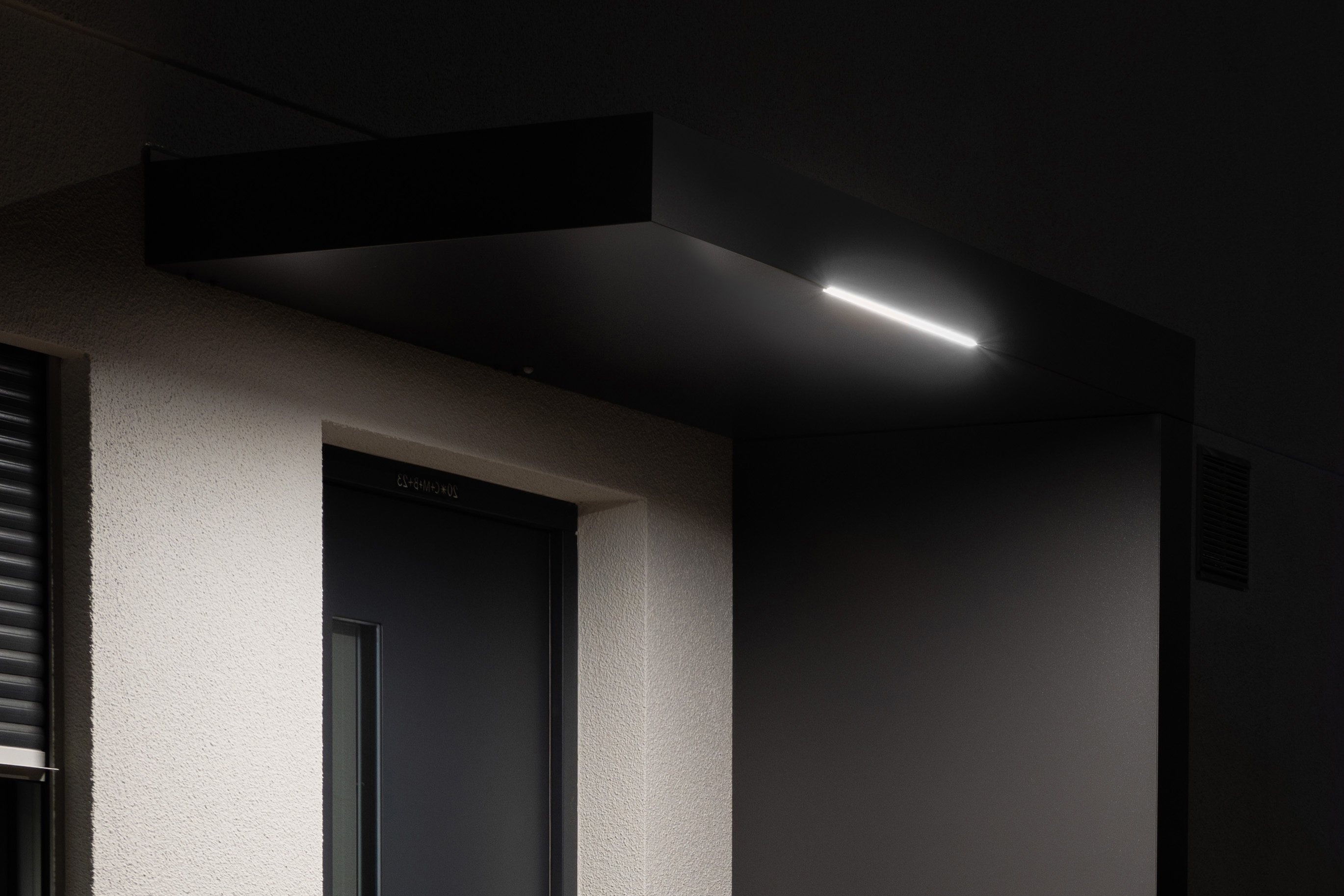 Gutta Rechteckvordach BS Plus 200 mit Seitenteil rechts und Briefkasten Standard anthrazit - mit LED-Streifen