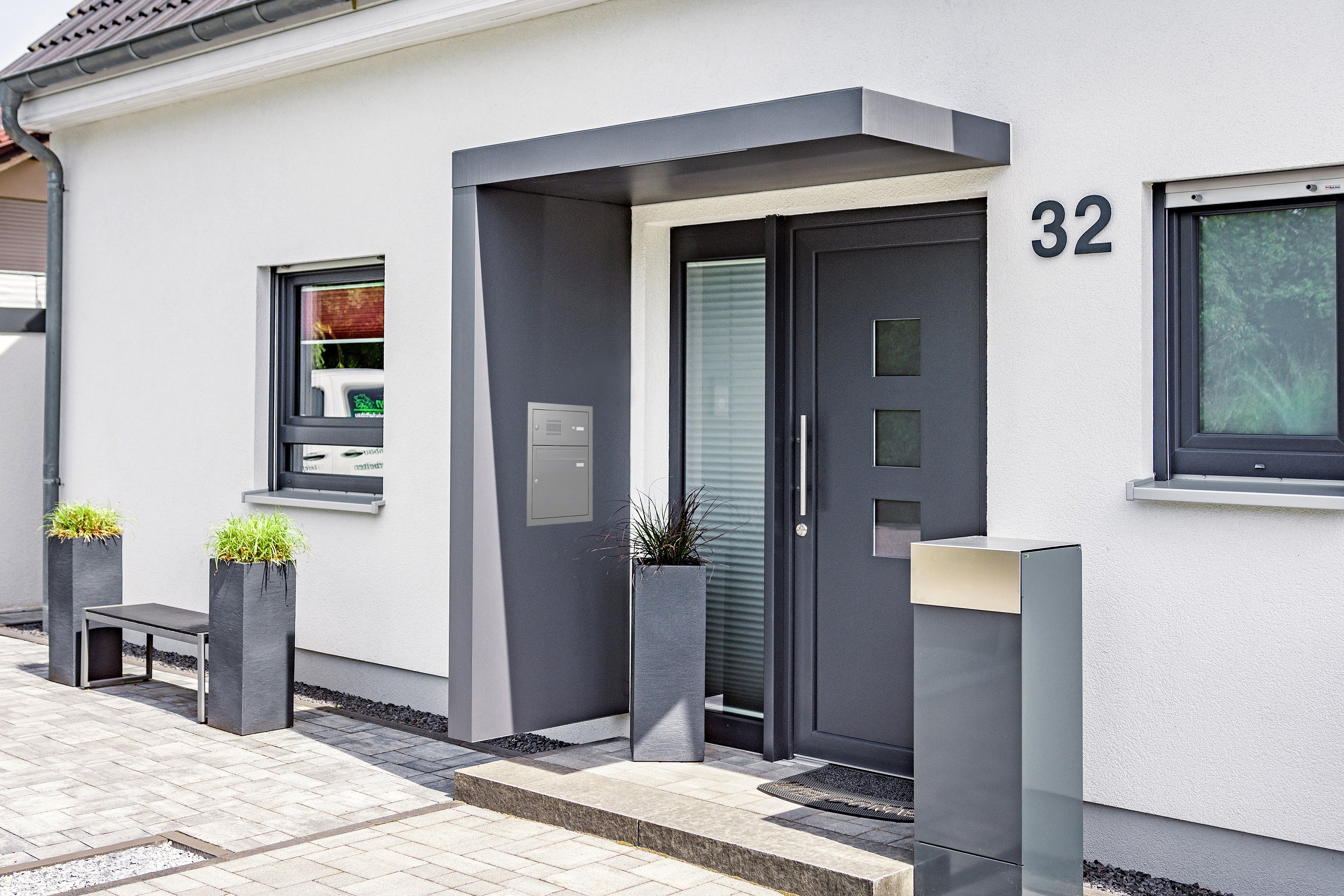 Rechteckvordach BS Plus 200 mit Seitenteil links Sonderfarbe und Briefkasten Klingel Edelstahl